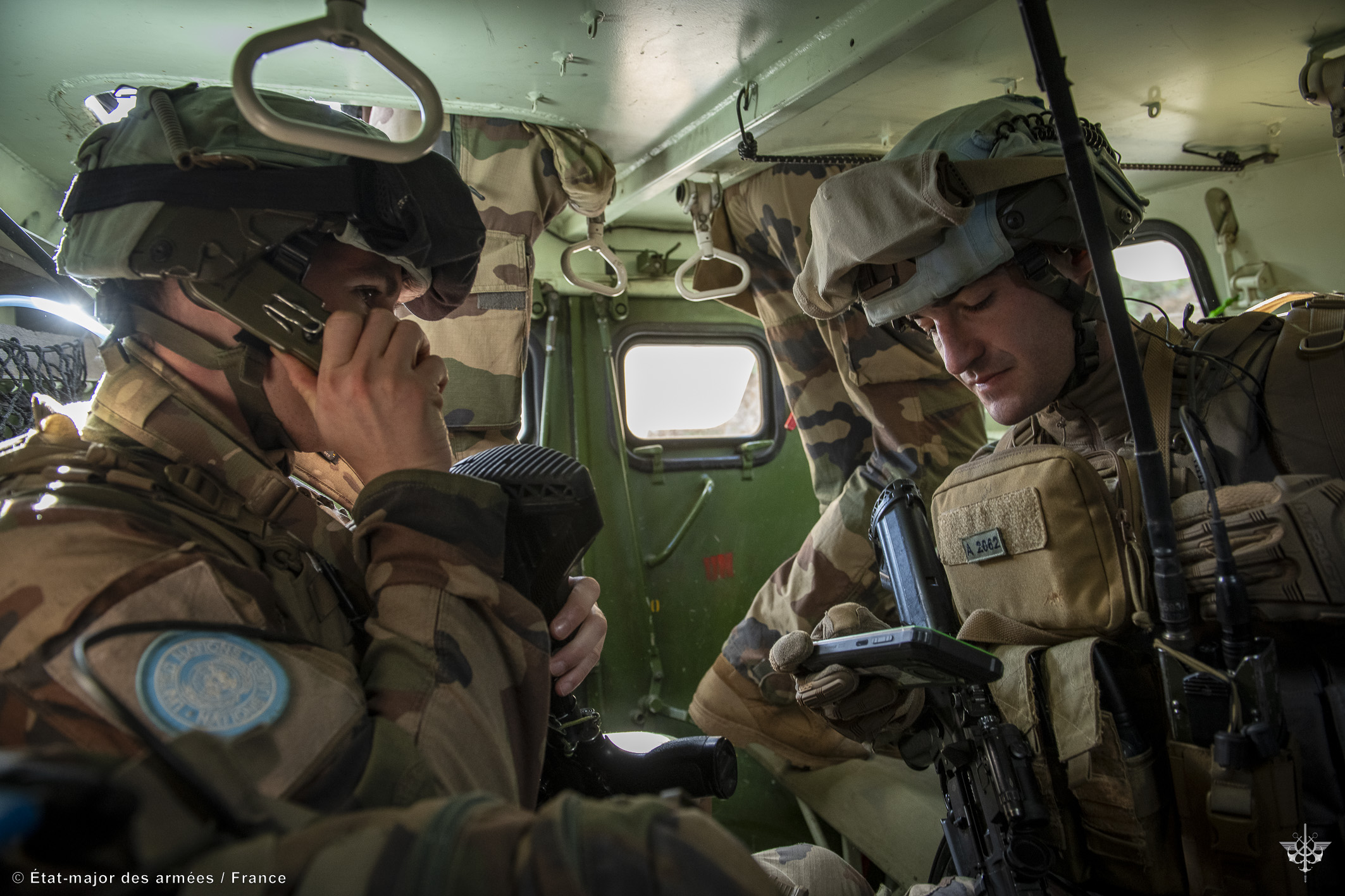 Point topographique avant l'arrivée dans la vallée. Le soldat se coordonne avec une compagnie finlandaise.