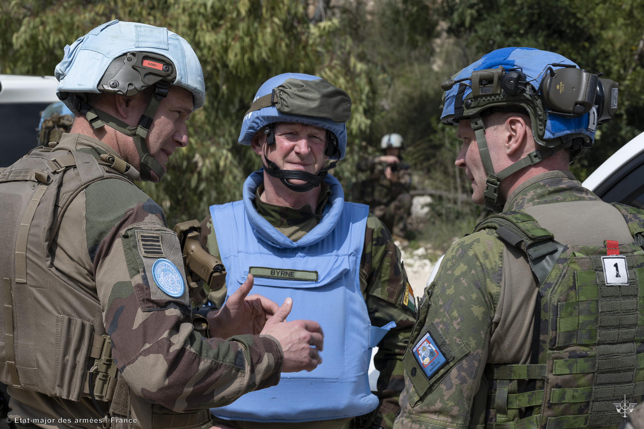 Echange entre le général irlandais, le commandant d'unité finlandais et le colonel Vincent Flore commandant la FCR.